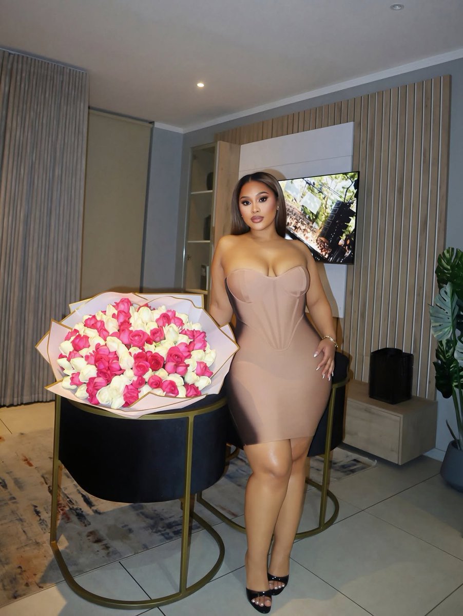 ThickTempt81701's tweet photo. A girl and her roses 

King Illuvia https://t.co/JK1ocL1qJK