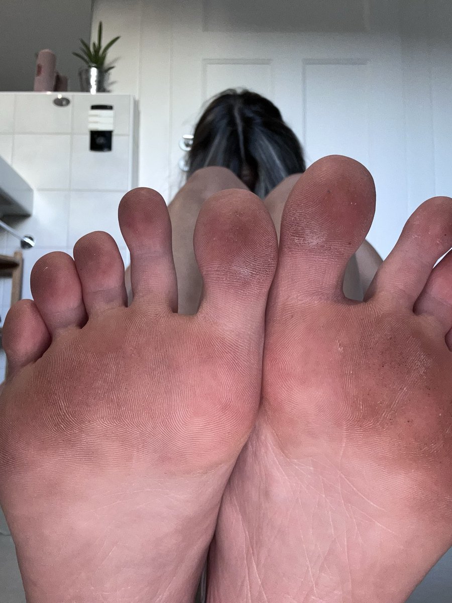 LeniiCollinss's tweet photo. Oh… so dirty… #footfetısh #feet https://t.co/ZBB4s8nxeX
