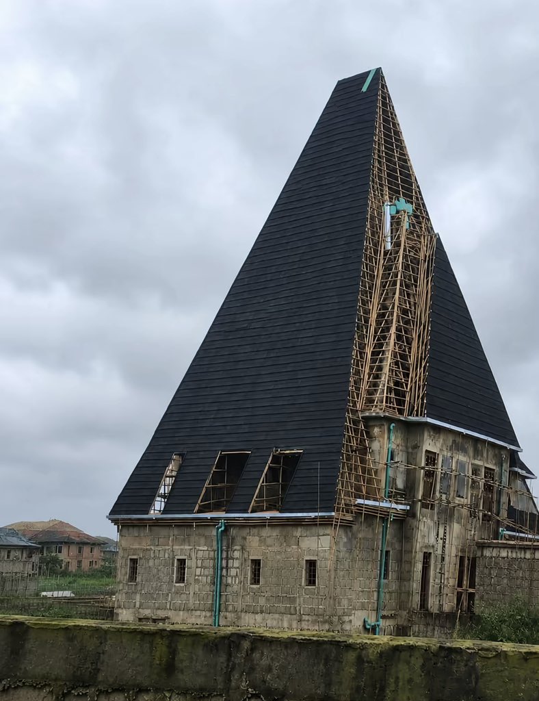 yL_IN_LAGOS's tweet photo. Roofing money alone go start another house foundation o😳🫣 https://t.co/DDLyVTjfxs
