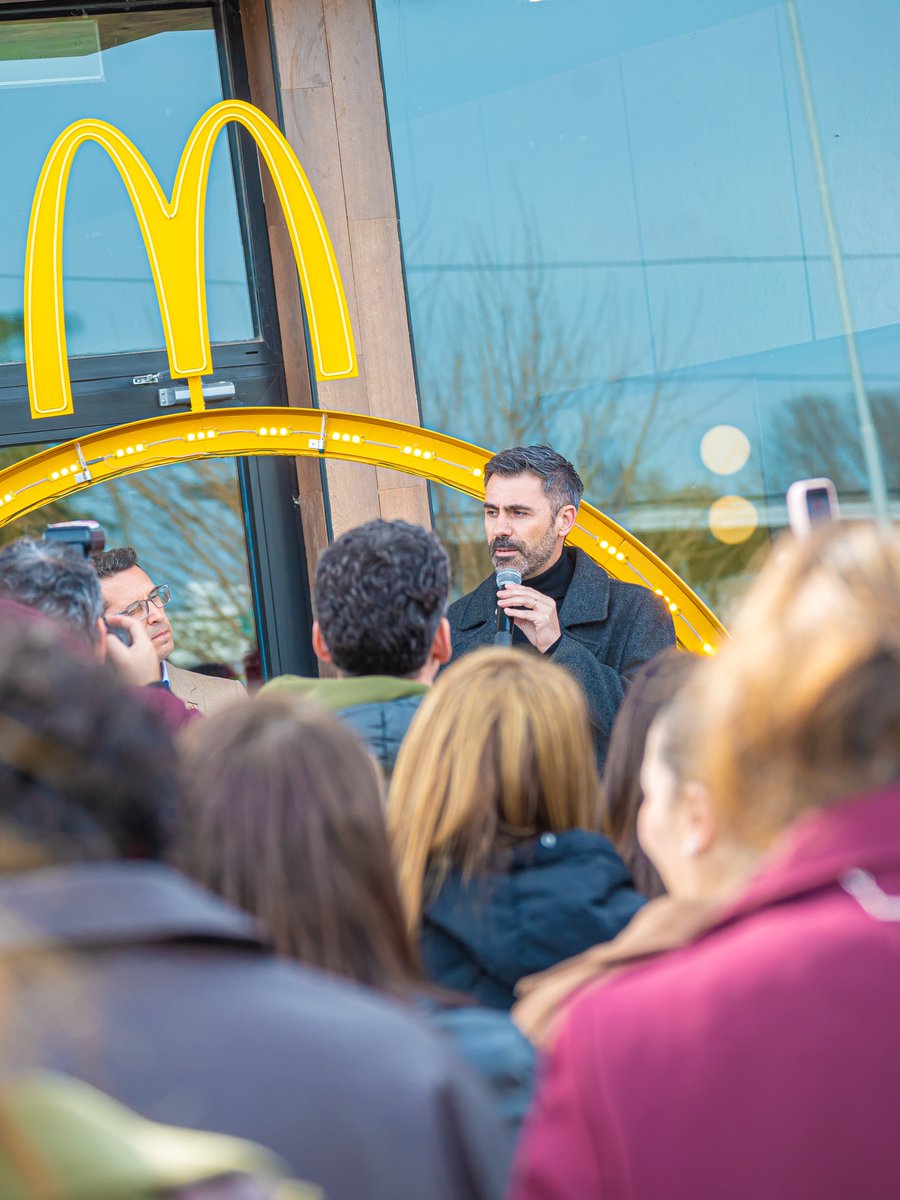 juanfiorini's tweet photo. UN DÍA MAGNÍFICO PARA JUNÍN🍔

Dicen que las grandes ciudades no se miden por su tamaño, sino por la fuerza de sus sueños y la grandeza de su gente.

Hoy dimos un paso histórico con la inauguración del primer McDonald's en nuestra ciudad, ubicado en el Shopping Aló.

Para miles de juninenses, esta apertura tiene un valor muy especial. Durante años, disfrutar de esto significaba viajar o planificar un viaje. Hoy, ese anhelo de tantas familias y jóvenes es una realidad a minutos de nuestras casas.

Pero esto va mucho más allá de una marca icónica:

🔹 85 puestos de trabajo directos para jóvenes locales que proyectan su futuro acá.

🔹 Consolidación regional: Junín se afianza como el motor económico, comercial y turístico de la zona.

🔹 Infraestructura y planificación: Un desarrollo que acompaña las obras de accesibilidad, iluminación, seguridad y transporte público que venimos impulsando.

Esto que pasó hoy es el resultado de una visión estratégica a largo plazo.
¡Seguimos transformando Junín! 🚀