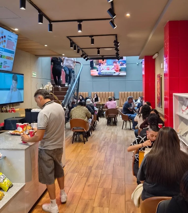 oscar_report's tweet photo. La cadena coreana BB·Q Chicken &amp; Beer abrió su primer local en México. 🇰🇷🇲🇽
El restaurante originario de Seúl cuenta con 2 niveles y terraza, ofreciendo un menú basado en el pollo frito estilo coreano, con una gran variedad de sabores.
📍bb·q Chicken Zona Rosa - Londres 167, CDMX https://t.co/EYgVsBnY8X