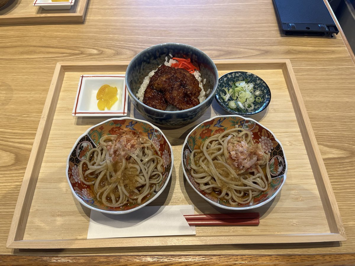 hiro926ss's tweet photo. 福井県の郷土料理「越前おろしそば」と
「ソースカツ丼」めちゃくちゃ旨し！
そばのコシがあり食べ応えあり！
ソースカツは意外の薄切りで食べやすい！
福井県は何でも旨し！

#丸山城址公園 
#丸山城御門庵
#越前おろしそば 
#福井名物ソースカツ丼 https://t.co/ZBF7I36jXW