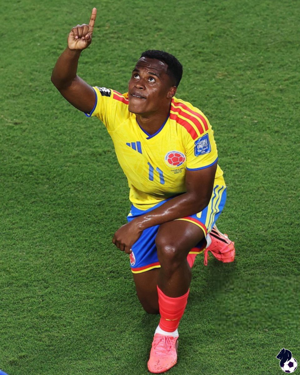 GraficoFutbol's tweet photo. 🇨🇴 | Jhon Arias rompe por completo con ese estereotipo del futbolista que alcanza el éxito, pierde la humildad y se aleja de sus raíces.

Por su forma de ser, de trabajar y de representar a los suyos, tiene toda nuestra admiración y respeto. https://t.co/vbssKsgtyv