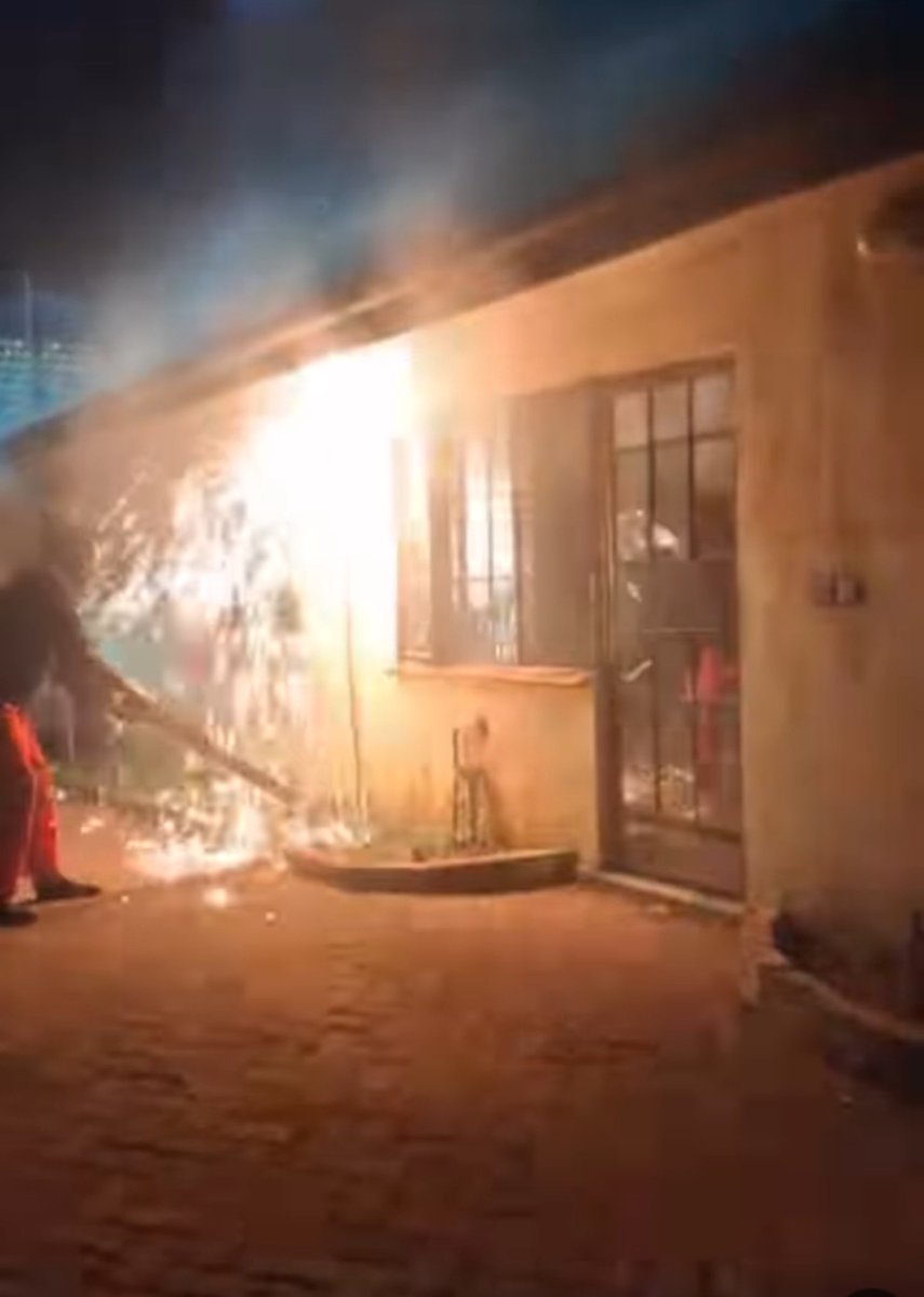 robie473's tweet photo. Former Nairobi Governor Mike Sonko’s office in Upper Hill is on fire. 🔥🚒 https://t.co/qp8HKS4RoJ