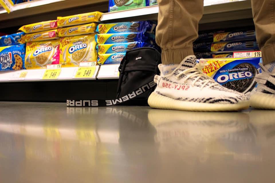 redbeardsphotos's tweet photo. Oreo #Photography #ContentCreator #StreetPhotography #Oreo #Yeezy #YeezyBoost350 #DailyAfternoonRandomness #SneakerHead https://t.co/wUHZKxkpYr