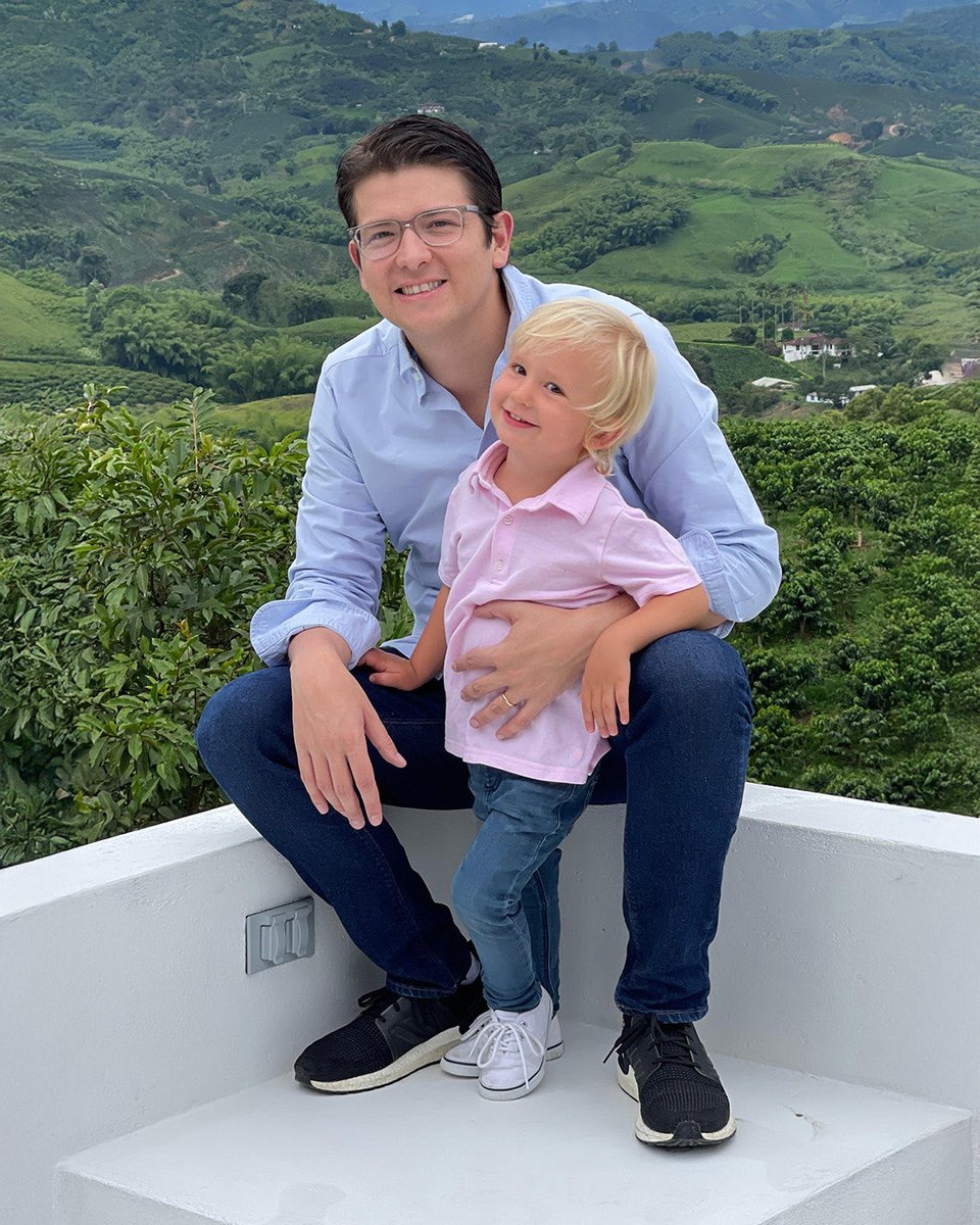migueluribel's tweet photo. Hace un año recibí la llamada que ningún padre debería recibir, tu corazón había dejado de latir. 

En ese instante, mi vida se partió en pedazos.

Hoy, un año después, el dolor sigue siendo más profundo, pero el orgullo y el amor de haber sido tu papá me inspiran a seguir de pie.

Nos dejaste tus ideas, tus principios, tu valentía y un legado que nadie podrá borrar.

A mi nieto Alejandro, le hablaré siempre de ti, de tus sueños y del inmenso amor que sentías por él. 

Delia, que fue también parte fundamental de tu vida, es hoy mi soporte. Ella te llevará siempre en el corazón.

Hoy te recuerdo con un no me olvides, una flor que simboliza el amor verdadero, la memoria eterna y la lealtad. 

Porque nunca te olvidaré, Miguel y seré siempre fiel a tu legado.

Te amo y te amaré por siempre, hijo.

#PapáMiguel
#MiguelVive