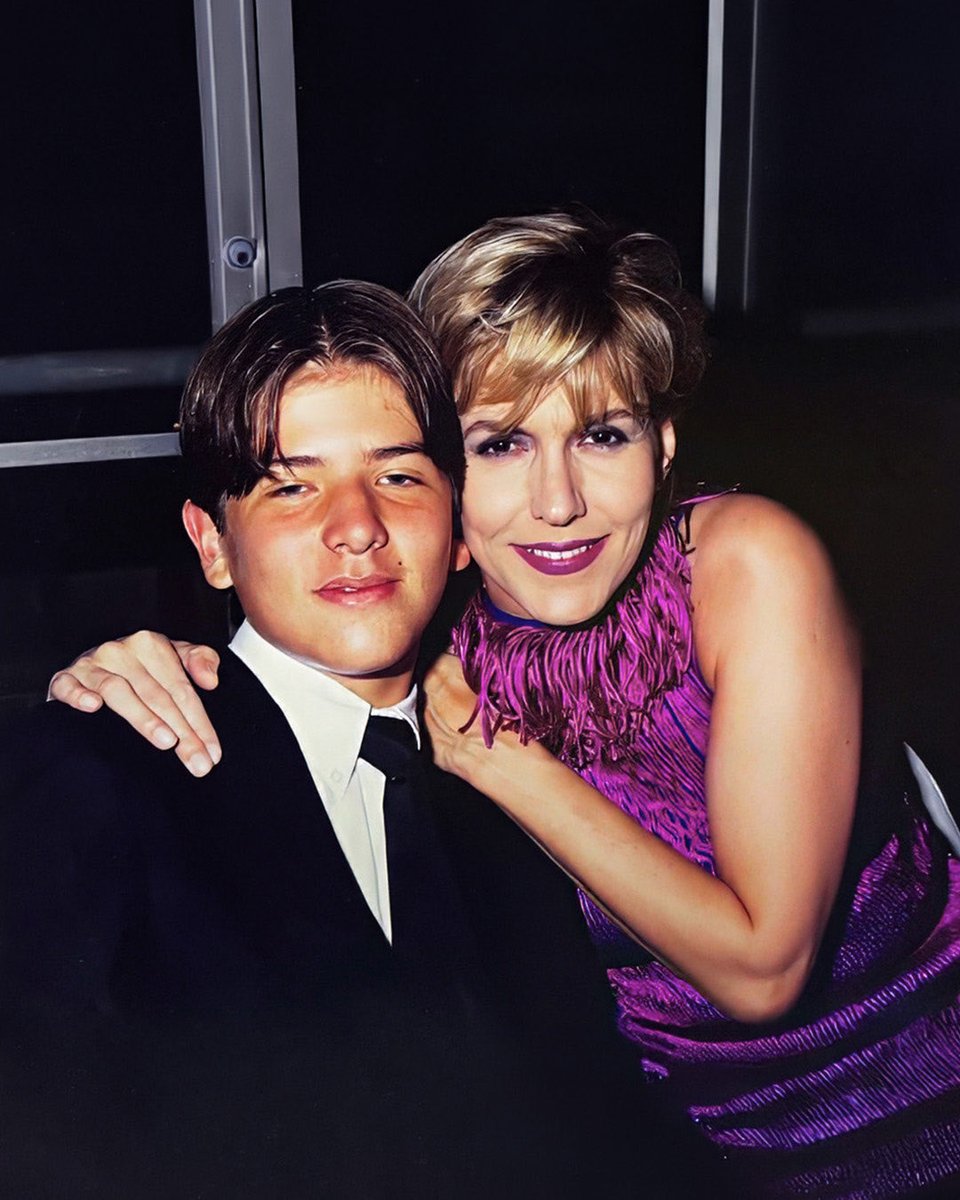 migueluribel's tweet photo. Hace un año recibí la llamada que ningún padre debería recibir, tu corazón había dejado de latir. 

En ese instante, mi vida se partió en pedazos.

Hoy, un año después, el dolor sigue siendo más profundo, pero el orgullo y el amor de haber sido tu papá me inspiran a seguir de pie.

Nos dejaste tus ideas, tus principios, tu valentía y un legado que nadie podrá borrar.

A mi nieto Alejandro, le hablaré siempre de ti, de tus sueños y del inmenso amor que sentías por él. 

Delia, que fue también parte fundamental de tu vida, es hoy mi soporte. Ella te llevará siempre en el corazón.

Hoy te recuerdo con un no me olvides, una flor que simboliza el amor verdadero, la memoria eterna y la lealtad. 

Porque nunca te olvidaré, Miguel y seré siempre fiel a tu legado.

Te amo y te amaré por siempre, hijo.

#PapáMiguel
#MiguelVive