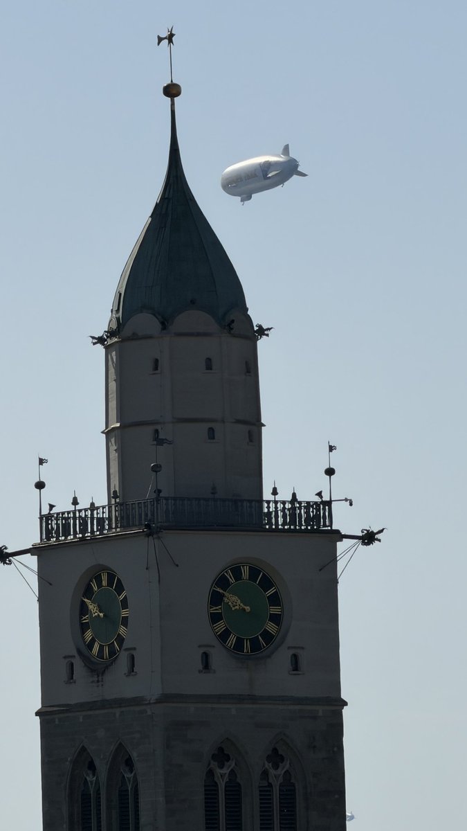ZorHayrett82102's tweet photo. Beşik-Mezar arası hep değiştir Beynini :

Yeni bir beceri öğrenildiğinde beyin yalnızca yeni bilgiler depolamaz; aynı zamanda fiziksel olarak da yeniden şekillenir. Araştırmacılar, öğrenmenin ilk aşamalarında beyindeki bazı sinir hücreleri ile onları çevreleyen destek dokularda geçici yapısal değişiklikler meydana geldiğini gözlemledi. Bu erken değişimler, beynin yeni deneyime hızla uyum sağlamak için hazırlık yaptığını ve yeni sinir bağlantıları kurmaya başladığını gösteriyor.

Çalışma ilerledikçe bu geçici değişimlerin yerini daha kalıcı düzenlemeler alıyor. Beyin, sık kullanılan sinir ağlarını güçlendirirken gereksiz bağlantıları zayıflatıyor ve böylece öğrenilen beceri daha verimli hâle geliyor. Bu süreç, yeni bir dil öğrenmekten müzik aleti çalmaya veya spor becerisi kazanmaya kadar pek çok farklı öğrenme türünde beynin kendisini yeniden organize etmesini sağlıyor.

Araştırmanın sonuçları, nöroplastisitenin soyut bir kavram olmadığını, beynin yaşam boyunca sürekli değişebilen canlı bir organ olduğunu bir kez daha ortaya koyuyor. Öğrenme, beynin mevcut yapısına bilgi eklemekten çok daha fazlasını ifade ediyor; her yeni deneyim sinir ağlarının yeniden düzenlenmesine katkıda bulunuyor. Bu nedenle düzenli zihinsel etkinlikler ve yeni beceriler edinmek, beynin uyum sağlama ve gelişme kapasitesini yaşam boyu desteklemeye devam ediyor.

#beşik #mezar #ilim 

https://t.co/ciAQieeGL3
