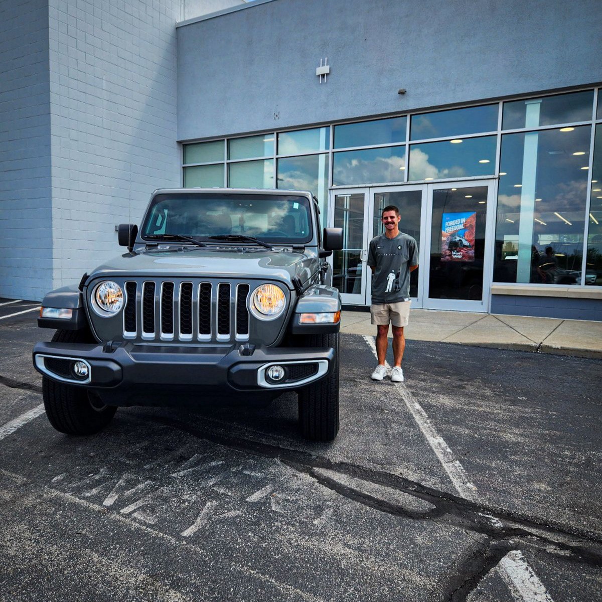 HelloKahloCDJR's tweet photo. Vinnie came prepared with his duck in hand for his brand-new **Jeep Gladiator**! 🦆🚙💪 Ready to hit the road and start some new adventures. Congratulations, Vinnie! 🎉🔑⛰️ https://t.co/jKeULPykKL