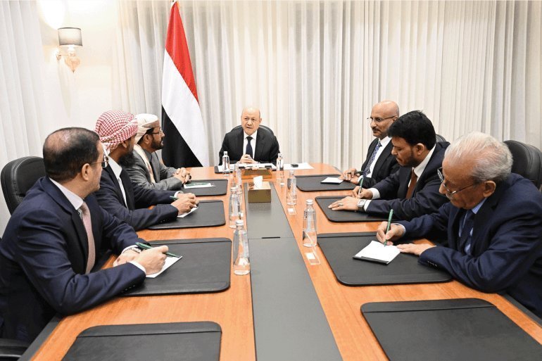 newsiqe's tweet photo. ذلحين هاؤلا شخارجونا  وشقرحوها حرب 
او نبسر لنا طريق؟ 

او جالسين بيضحكوا علينا

ماعد درينا وش التأخير 

 #اخبار_اليمن https://t.co/i3fmLv4zJV