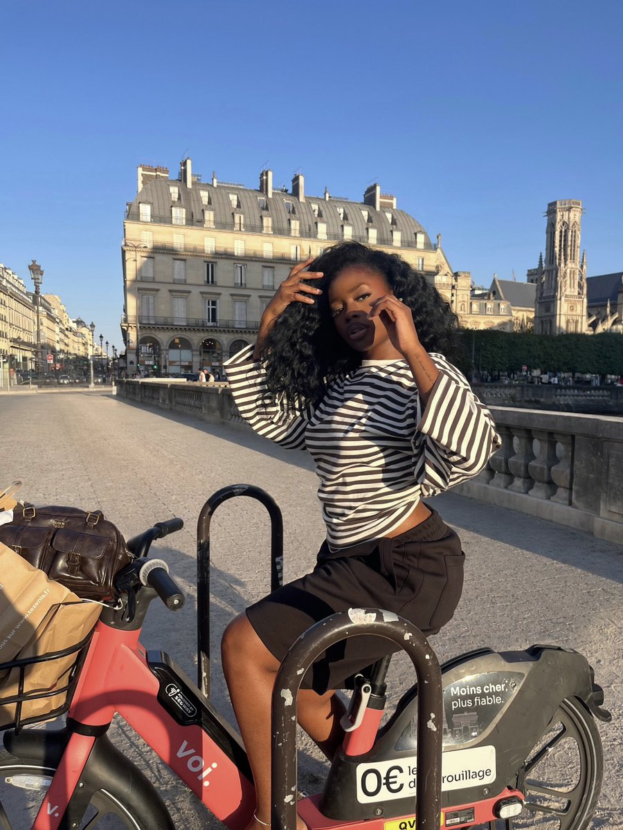 DIANABLVCK's tweet photo. bonjour paris🚲 https://t.co/iunSNoRNr3