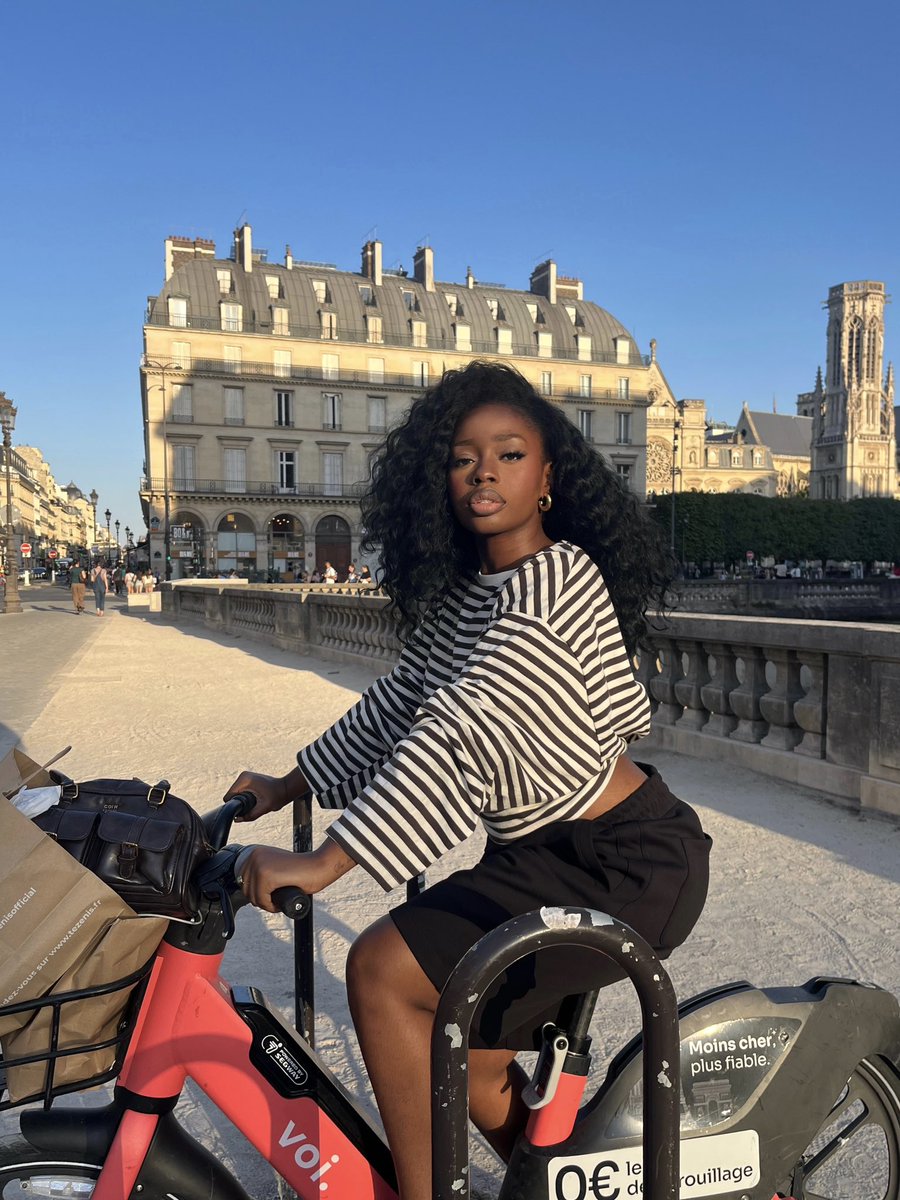 DIANABLVCK's tweet photo. bonjour paris🚲 https://t.co/iunSNoRNr3