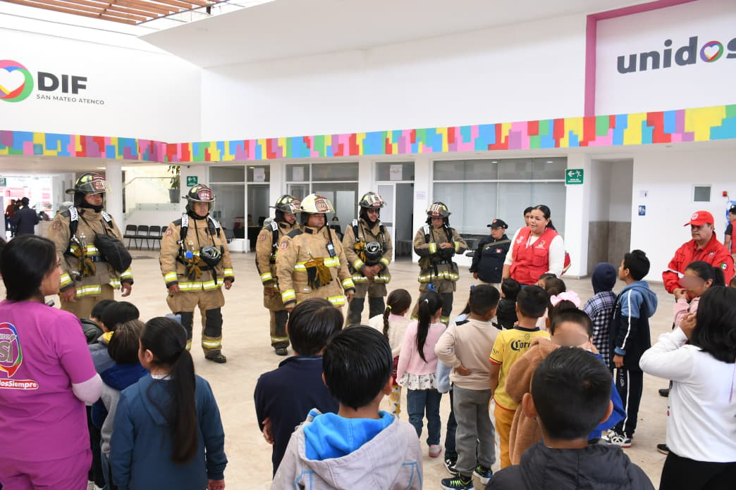 Anaamunizneyra's tweet photo. Esta mañana me dio mucho gusto saludar, junto con mis compañeros del H. Cuerpo de Bomberos, a las niñas y los niños que participan en el #CursoDeVerano del @DIFSMA. ☀️❤️

Durante estas vacaciones, este espacio les permite jugar, aprender, convivir y descubrir nuevas experiencias, mientras disfrutan y hacen nuevos amigos. 🧒🏻👧🏻