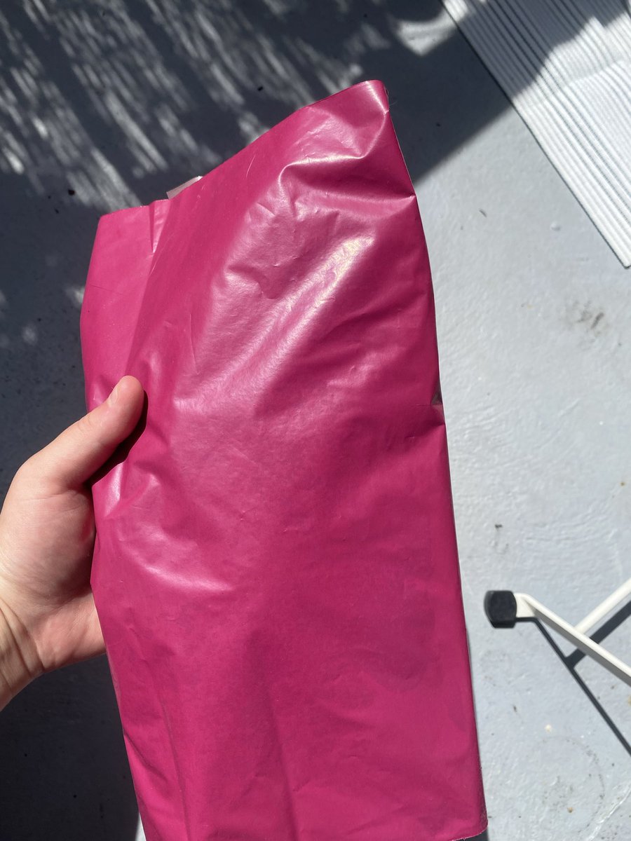 Velvetsteps_23's tweet photo. My favorite type of guy? The Storytellers. 😈 I love the endless flirting &amp; compliments! But there’s one detail… you text for hours and always “forget” the price list. 😅 The sweetest rewards go to men of action. 😉
In the photo… a package on its way to one of you! ❤️ https://t.co/sr4kKhrtHh