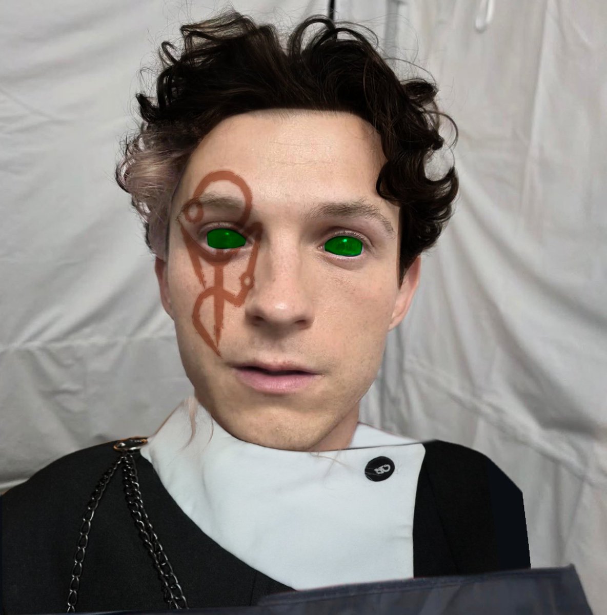 SIRIUS0UL's tweet photo. Tom Holland on set of ‘ENIGMA DO MEDO'. https://t.co/Ye37WKY76w