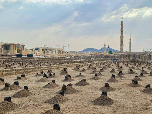rezvan_naji's tweet photo. بالاخره یه روز‌ی میرسه که بچه‌شیعه بتونه یه دل سیر تو مدینه برای پیامبر‌ و ائمه بقیع عزاداری کنه… 🥲💔 https://t.co/bEwd76GBgh