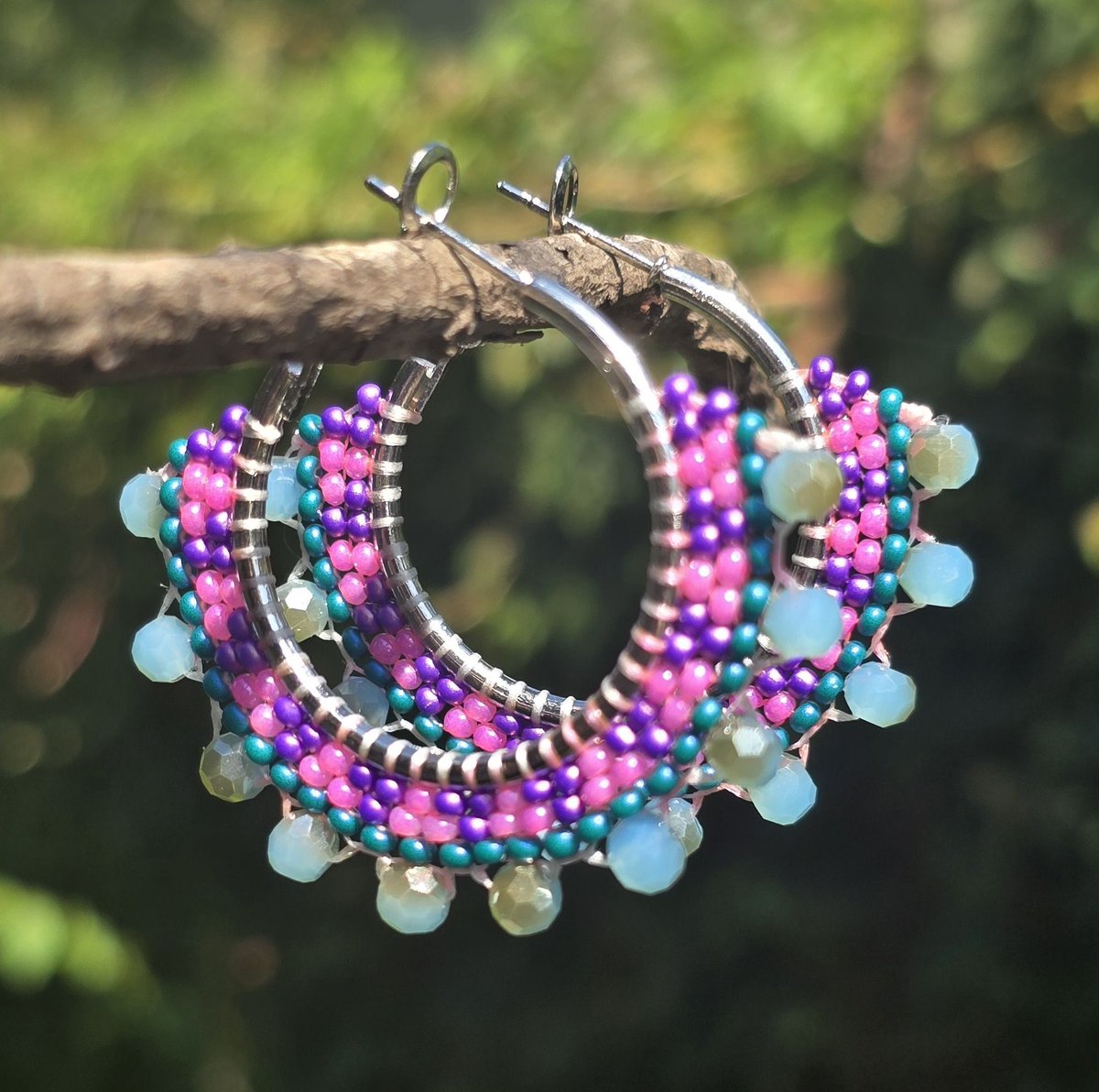 beauxbeautyblog's tweet photo. Sweet Tart... beaded hoop earrings available in my Et$y shop @ https://t.co/7HMXRvNqPu w/ FREE US shipping! Qagaasakuq- thank you for looking! 🍬🍭 #AlaskaNative #FirstNations #NativeMade #BeadedEarrings #Beadwork #BeadedEarrings https://t.co/VREut9fPmH