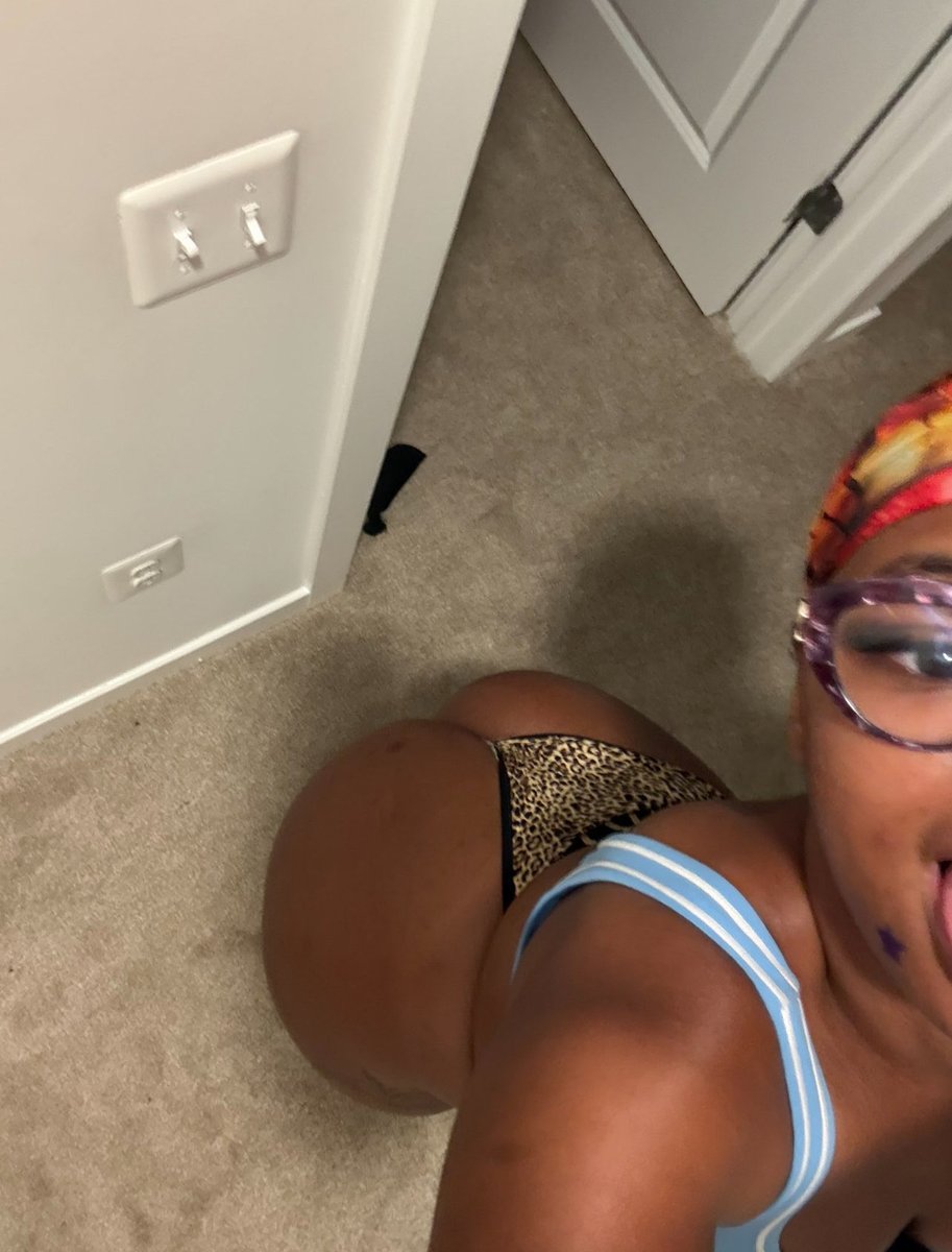 youuadormee's tweet photo. I should be getting my 🐱 ate but it’s whatever 🙄#757freaks #757links #757meets #757meetups https://t.co/4fu9dvFjtK
