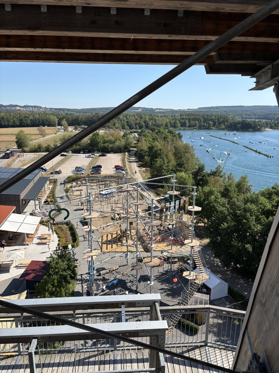 Kirsi_HoSt's tweet photo. Abenteuer pur beim #Familienwochenende bei der #Erlebnisholzkugel am Steinberger See. Klettern, balancieren, in luftiger Höhe die Hängebrücke bezwungen und zum Schluss die steile Röhrenrutsche runter. Was für ein Spaß! #AusflugtippsmitKids #oberpfaelzerseenland https://t.co/1lGEslROVd