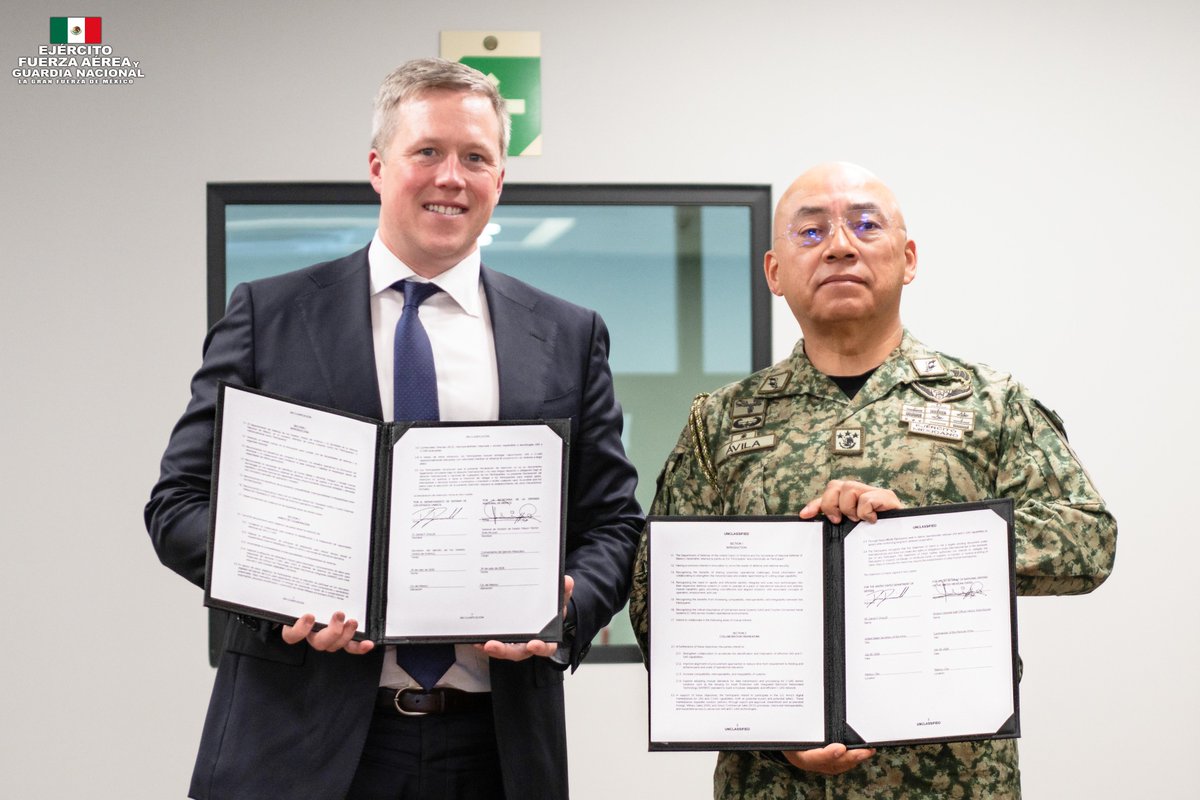 Defensamx1's tweet photo. Visita por parte del Secretario del Ejército de los E.U.A. al Comandante del Ejército Mexicano.

El General de División de Estado Mayor Héctor Ávila Alcocer, Comandante del Ejército Mexicano, sostuvo una reunión de trabajo con el Secretario Patrick Driscoll en el marco de los mecanismos de cooperación bilateral militar establecidos desde el 2016, que contemplan encuentros periódicos para fortalecer el diálogo, la coordinación y el intercambio de experiencias entre ambas instituciones.

Como parte de la agenda de trabajo, el Comandante del Ejército Mexicano y el Secretario del Ejército de los E.U.A., suscribieron una “Declaración de Intención” no vinculante, que permitirá a esta Secretaría acceder al mercado digital para la adquisición de Sistemas Aéreos No Tripulados (UAS) y Contra Sistemas Aéreos No Tripulados (C-UAS).

Con estas acciones la Secretaría de la Defensa Nacional, a través de la Comandancia del Ejército Mexicano, fortalece sus capacidades estratégicas y operativas para el cumplimiento de sus misiones generales y refrenda su compromiso de mantener una cooperación bilateral militar basada en el respeto irrestricto a la soberanía e integridad territorial, responsabilidad compartida, confianza mutua y colaboración sin subordinación.
