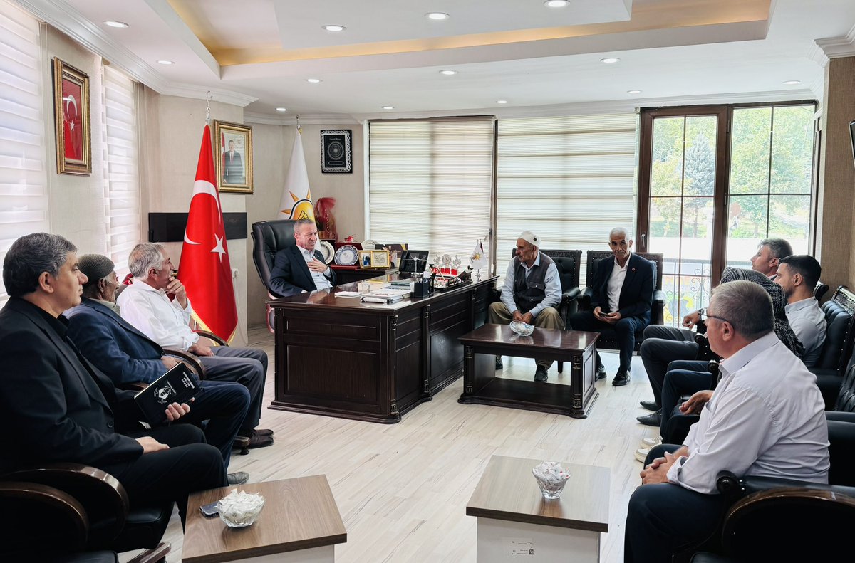 KayaZeydin's tweet photo. 📍 Hakkâri / AK Parti İl Başkanlığı

İl Başkanlığımızda; ilimiz, ilçelerimiz, beldelerimiz ve köylerimizden gelen kıymetli hemşehrilerimizi misafir ettik.

Hemşehrilerimizle hasbihâl ederek talep ve önerilerini dinledik, şehrimize dair değerlendirmelerde bulunduk.

Hemşehrilerimizle güçlü bir gönül bağı içerisinde, Hakkâri’mize hizmet yolunda çalışmalarımızı kararlılıkla sürdürüyoruz.

@RTErdogan
@Akparti
@abuyukgumus
@MustafaAlkayis
@byildiz63