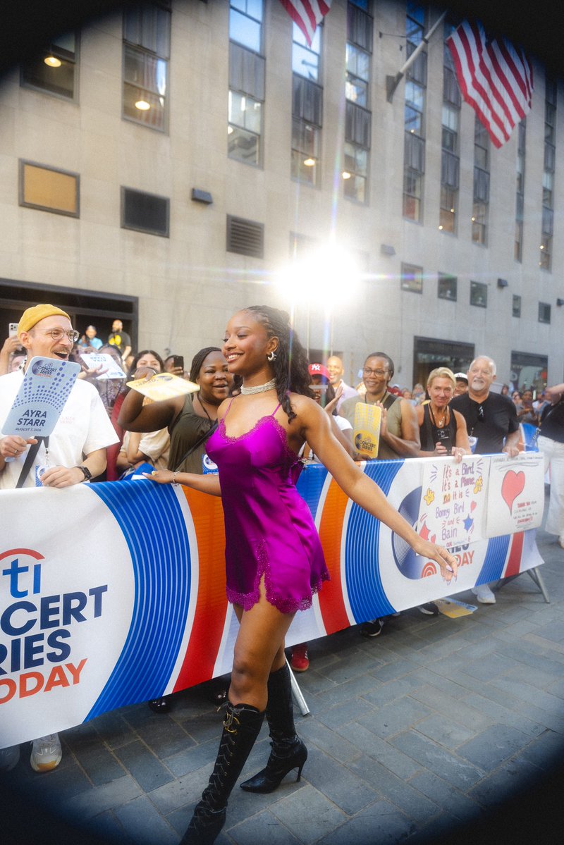 ayrastarr's tweet photo. We took Starrgirl to the @TODAYshow 

Thank you all for coming out I love my mobstarrsss 💜 https://t.co/ZkYy1fQT4h