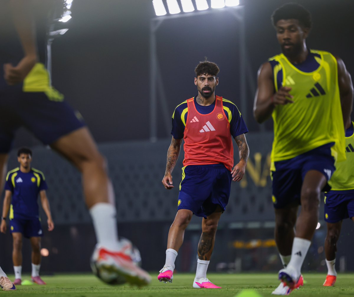 AlNassrFC's tweet photo. المشاركـة الأولى لسامو كوستا في تدريبات #النصر 🤩
#سامو_نصراوي https://t.co/4vIlxBenal