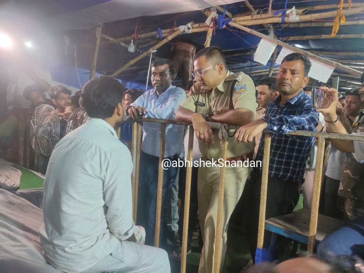 abhisheksnandan's tweet photo. जयपाल सिंह मुंडा स्टेडियम में अभी रात साढ़े 12 बजे रांची DC और SP मौजूद हैं। https://t.co/9hq2gTfybN