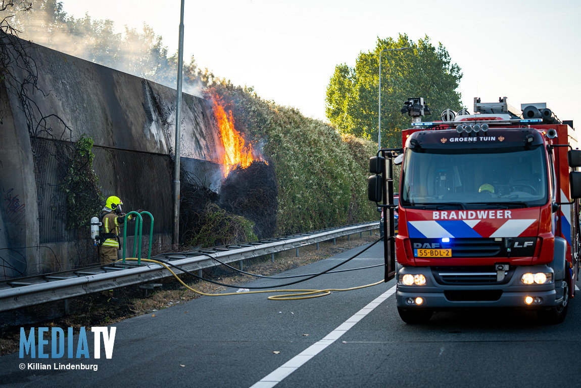 Grote bermbrand langs A16 bij Hendrik-Ido-Ambacht