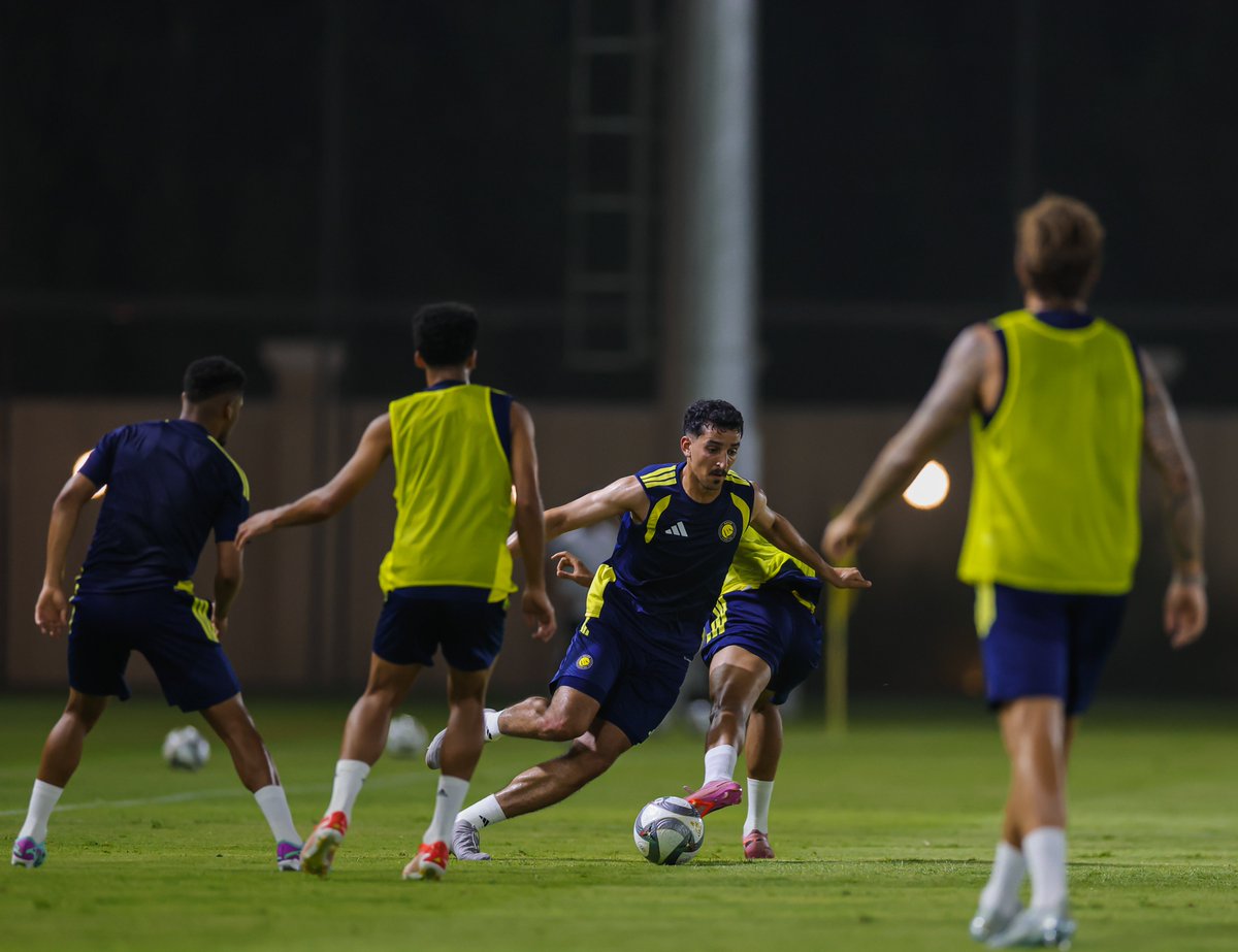 AlNassrFC's tweet photo. منـاورةٌ كرويـة .. تحت أنظـار آنج 💛 https://t.co/WlEgfaAbAU