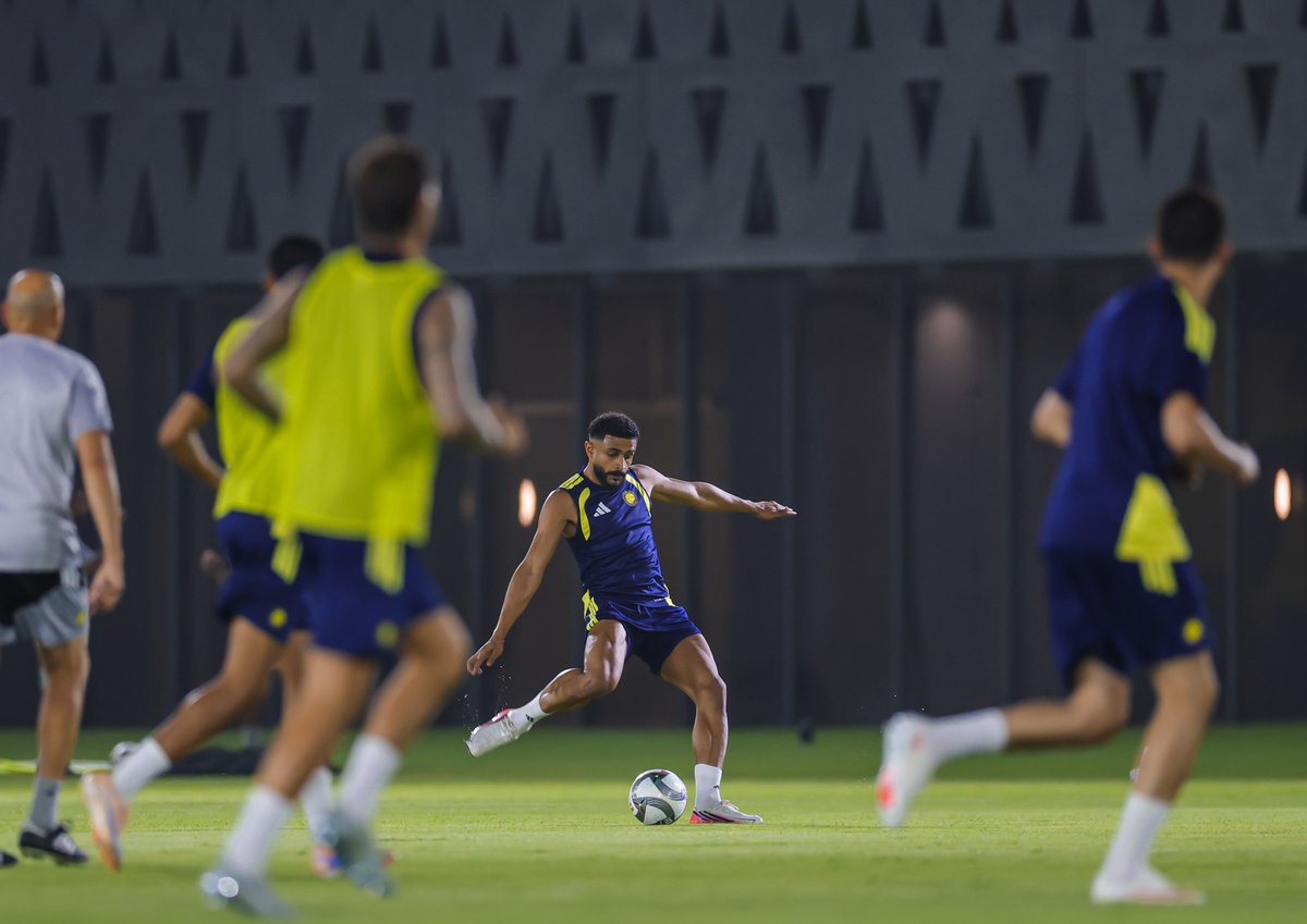 AlNassrFC's tweet photo. منـاورةٌ كرويـة .. تحت أنظـار آنج 💛 https://t.co/WlEgfaAbAU