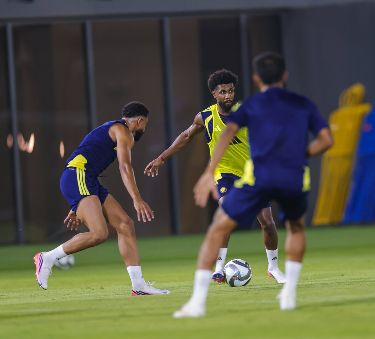AlNassrFC's tweet photo. منـاورةٌ كرويـة .. تحت أنظـار آنج 💛 https://t.co/WlEgfaAbAU
