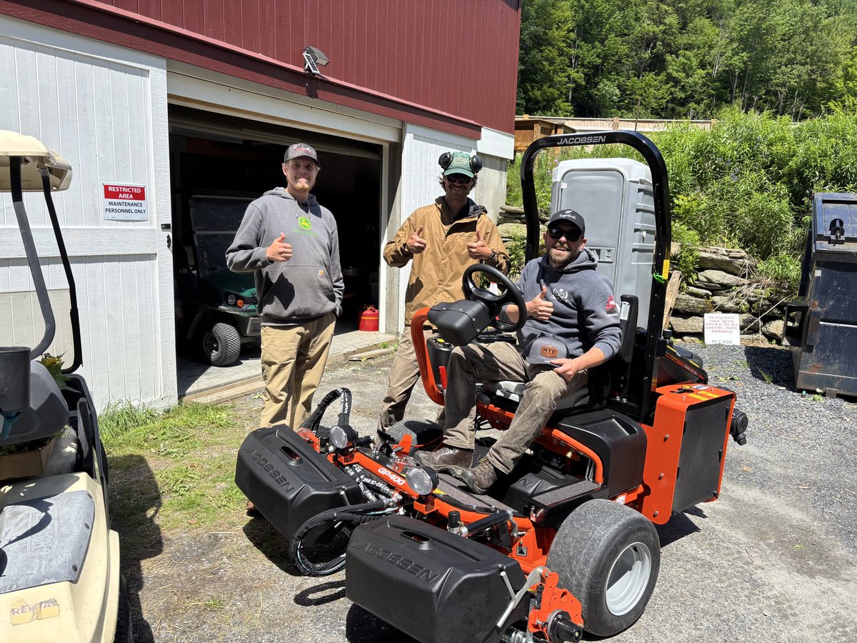 MTEequipment's tweet photo. Keeping It Reel at Sugarbush ⛳
Sugarbush GC is putting a Jacobsen GP400 Diesel with vertical reels to work on the course.
#SugarbushGolfCourse #JacobsenMower #GolfCourseMaintenance #MTEequipment #WarrenVT https://t.co/V3ulXnm0r6