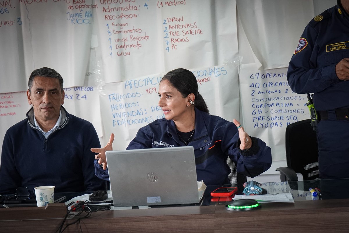 PaulaXHenaoE's tweet photo. Seguimos monitoreando la ciudad, y a nuestros equipos USAR, que están en Cali y Pereira. Con las diferentes subdirecciones, y equipos de trabajo involucrados, estamos revisando las novedades para tomar las mejores decisiones con el único fin de salvar vidas. 

Es importante mencionar que, Bogotá no está desprotegida, hemos logrado articular los turnos para que haya suficiente personal para atender las emergencias diarias en la capital.