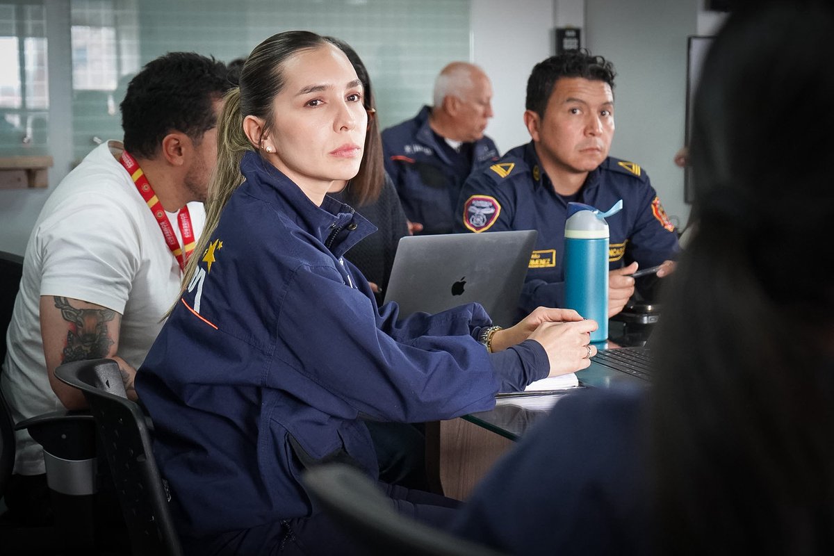 PaulaXHenaoE's tweet photo. Seguimos monitoreando la ciudad, y a nuestros equipos USAR, que están en Cali y Pereira. Con las diferentes subdirecciones, y equipos de trabajo involucrados, estamos revisando las novedades para tomar las mejores decisiones con el único fin de salvar vidas. 

Es importante mencionar que, Bogotá no está desprotegida, hemos logrado articular los turnos para que haya suficiente personal para atender las emergencias diarias en la capital.