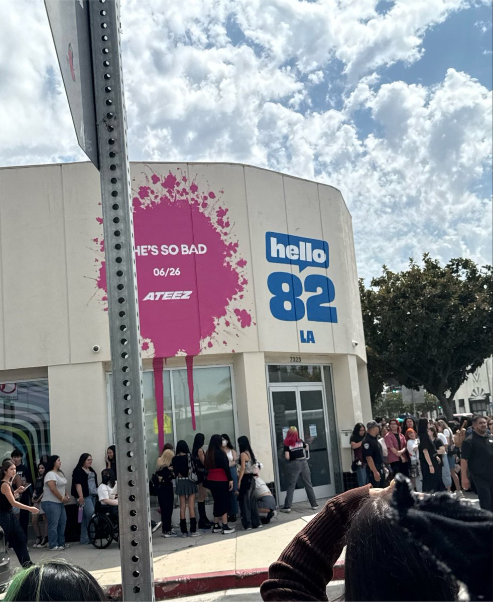 maxkicksroxks's tweet photo. Hello82 &amp;team event was… messy. They chose influencers first then the staff would go in and pick random groups and most people who got there at 11 didn’t make it in lol. Then it started raining. https://t.co/8RLhHrkwLg