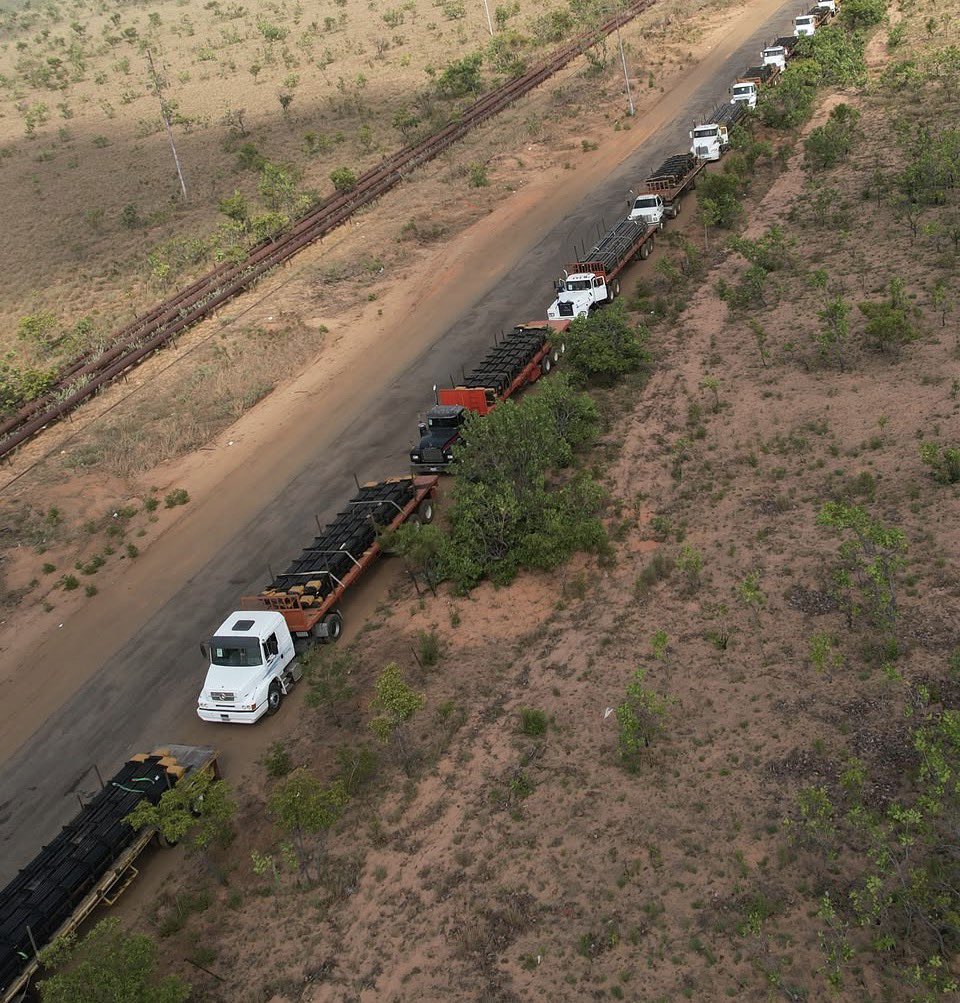 Libertaria17082's tweet photo. 🚨Atención | 🇻🇪 Venezuela | Desde ayer comenzó el ingreso de grandes cantidades de materiales de producción a las áreas operacionales de la Faja Petrolífera del Orinoco.
Los materiales estarán destinados a labores de mantenimiento de los pozos productores de petróleo, en medio de un mayor movimiento operativo en esta importante zona petrolera del país.