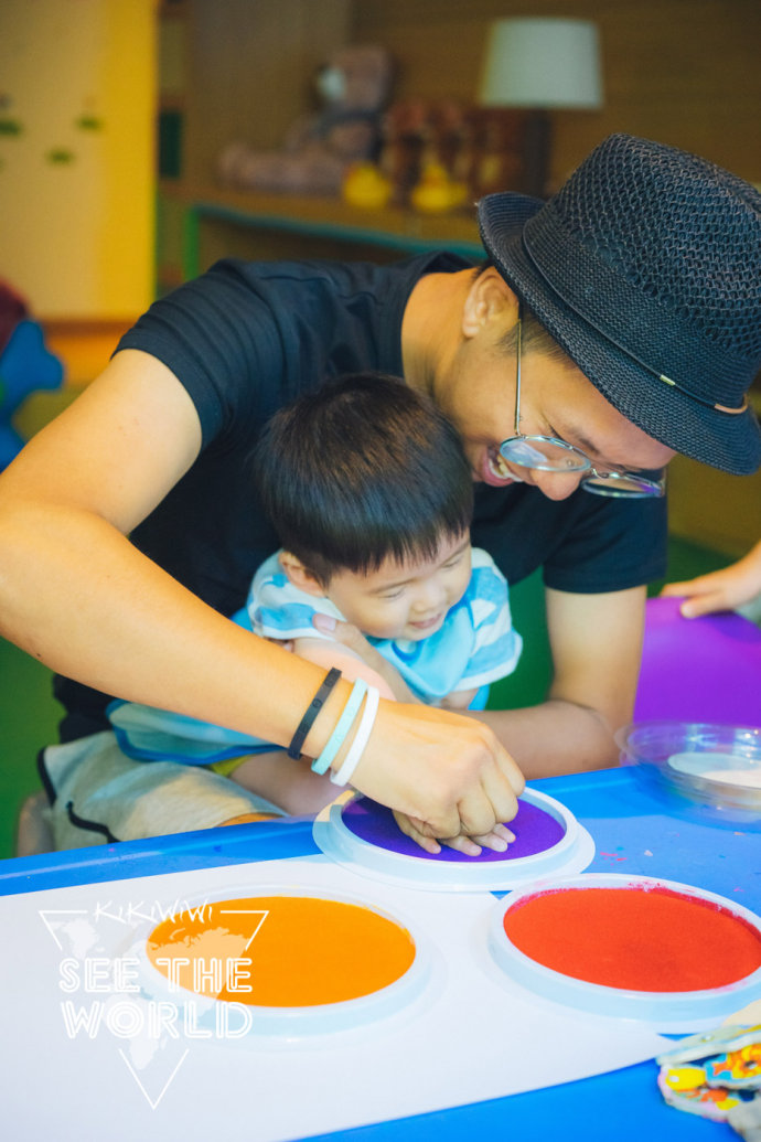 1_hiya's tweet photo. Kids + messy art time = pure joy  Watch little hands create magic with finger paints today! Who else is trying this at home #亲子互动 #FamilyFun https://t.co/Oa9O2zmFl6