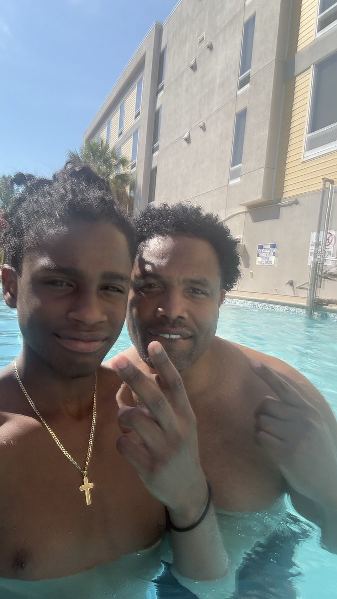Ajslane11's tweet photo. Recovery and relaxation time in the pool with pops after lift 😌❤️💪🏾
#recovery #relax #familytime #PeaceAndLove https://t.co/Ttisoiz4l7