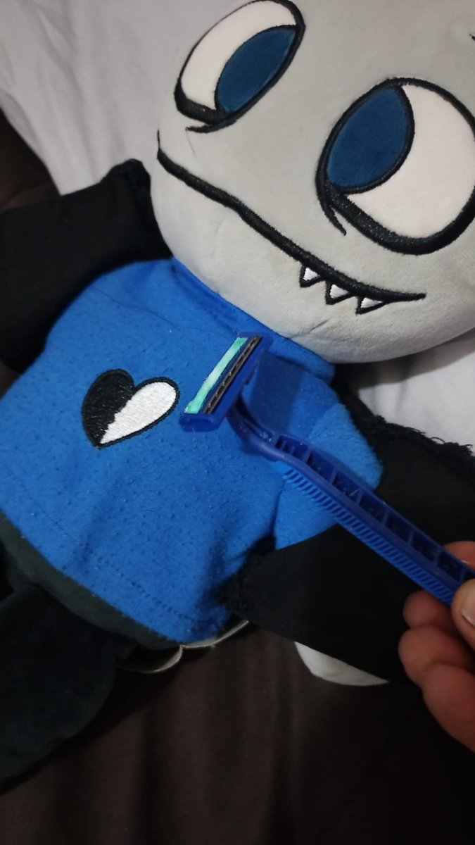 Gackpoid2008's tweet photo. Mi familia sabe lo mucho que quiero a Peter, asi que a veces me molestan/extorsionan con mi peluche mientras estoy fuera de casa, lo del cuchillo fue mi hermana y la foto con el rastrillo es mi papa.También le quitan el chaleco , lo golpean o le colocan cosas.
(⁠ー⁠_⁠ー⁠゛⁠) https://t.co/Q9hfJKt2tQ