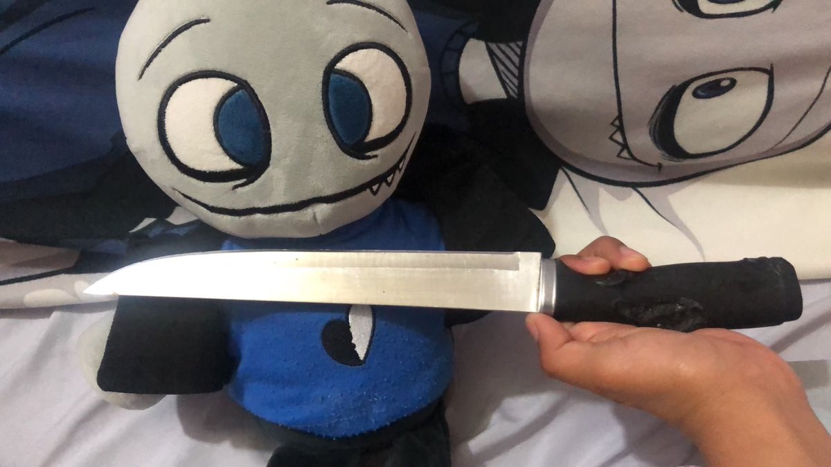 Gackpoid2008's tweet photo. Mi familia sabe lo mucho que quiero a Peter, asi que a veces me molestan/extorsionan con mi peluche mientras estoy fuera de casa, lo del cuchillo fue mi hermana y la foto con el rastrillo es mi papa.También le quitan el chaleco , lo golpean o le colocan cosas.
(⁠ー⁠_⁠ー⁠゛⁠) https://t.co/Q9hfJKt2tQ