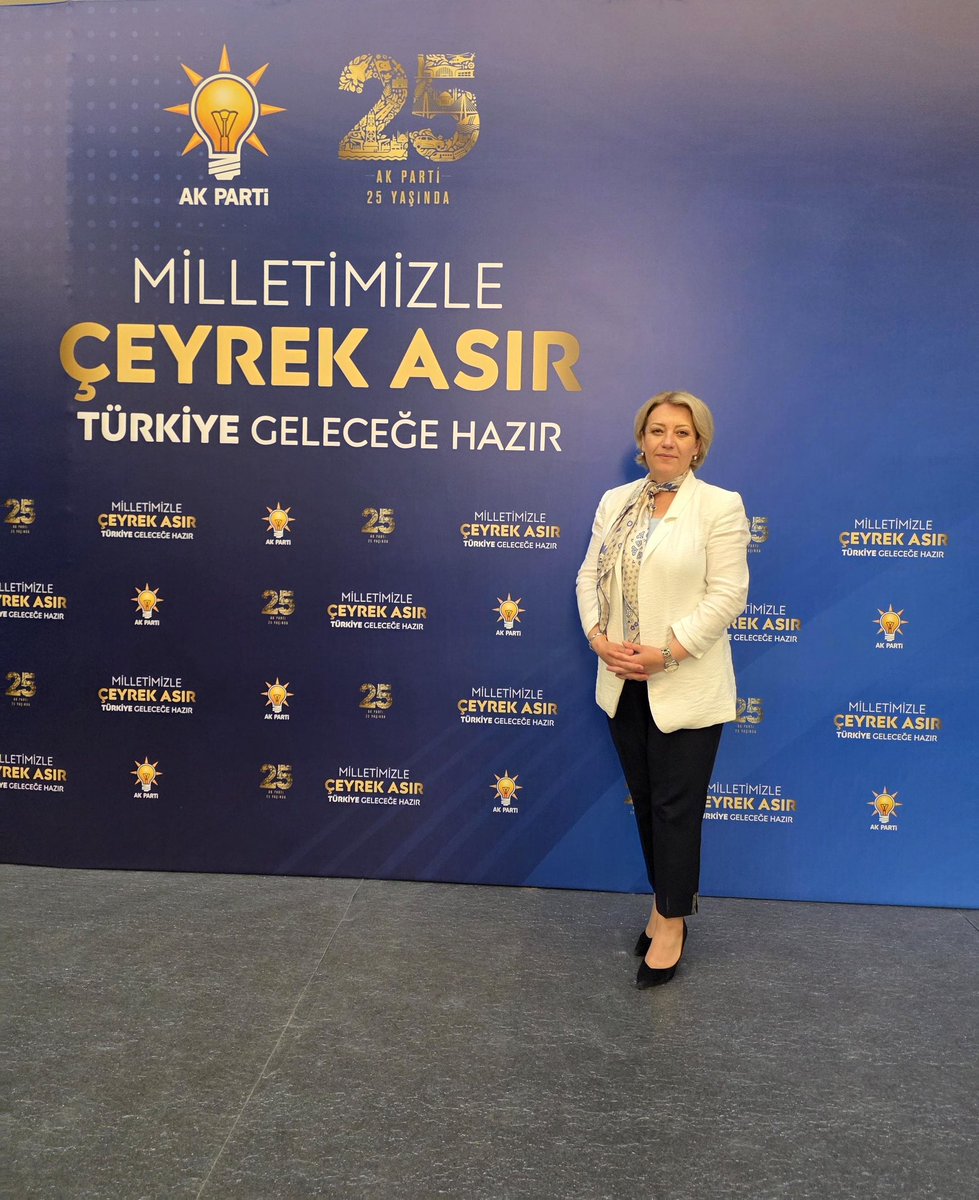 akkadinkocaeli's tweet photo. Partimizin 25. kuruluş yıl dönümü vesilesiyle; İl Başkanlığımızın kuruluşundan bugüne davamıza gönül veren, teşkilatımızın her kademesinde emek veren yol ve dava arkadaşlarımızla anlamlı Vefa Buluşması programında bir araya geldik.

İl Kadın Kolları Başkanımız Yasemin Özdemir, İlçe Kadın Kolları Başkanlarımız ve İl Yönetim Kurulu Üyelerimizle birlikte bu anlamlı buluşmaya katılım sağladık.

25 yıl önce milletimize hizmet aşkıyla başlayan bu büyük yürüyüş; bugün de aynı inanç, kararlılık ve kardeşlik ruhuyla güçlü bir şekilde devam ediyor.

Çünkü biz, geçmişten geleceğe uzanan büyük bir aileyiz.
Emeği unutmayacak, emektarlarımızı daima hatırlayacak; milletimizle omuz omuza Türkiye Yüzyılı hedeflerimize doğru yürümeyi sürdüreceğiz.

Birlikte nice yıllara, nice güçlü yarınlara… 🇹🇷

#MilletimizleÇeyrekAsır
#TürkiyeGeleceğeHazır 

@RTErdogan 
@Akparti 
@tugbaisikercan 
@AKKADINGM 
@yyaseminozdemir