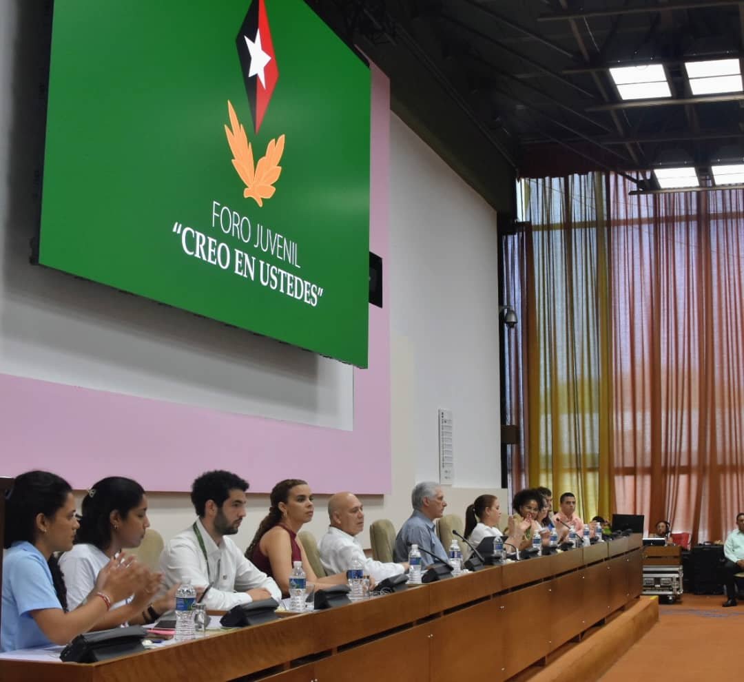 PartidoPCC's tweet photo. Con la presencia del Primer Secretario del Comité Central del Partido Comunista de Cuba y Presidente de la República, @DiazCanelB, así como del miembro del Buró Político y Secretario de Organización, @DrRobertoMOjeda, se desarrolla el Foro Juvenil “Creo en ustedes”, en el marco del I Coloquio Internacional Fidel: Legado y futuro.

En dicho foro no solo se evoca la confianza del Comandante en Jefe en los jóvenes —a quienes siempre confió grandes tareas—, sino que también se reafirma cómo su obra y pensamiento constituyen guía para las nuevas generaciones que aspiran a un mundo más justo, solidario y humano.

#100AñosConFidel
