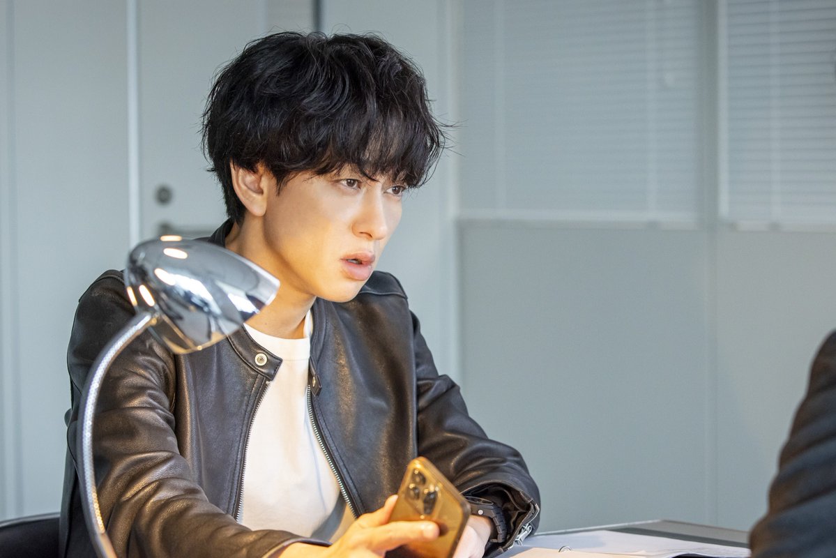 thetvjp's tweet photo. #横山裕“磯貝”が24時間体制で監視されるなか、
#関水渚“ヒナタ”は単独で潜入調査
＜#今夜もシリアルキラーと待ち合わせ＞

▼記事の続きはこちら
https://t.co/UEs742J1vf

@suidora11 https://t.co/hrEuc1miF9