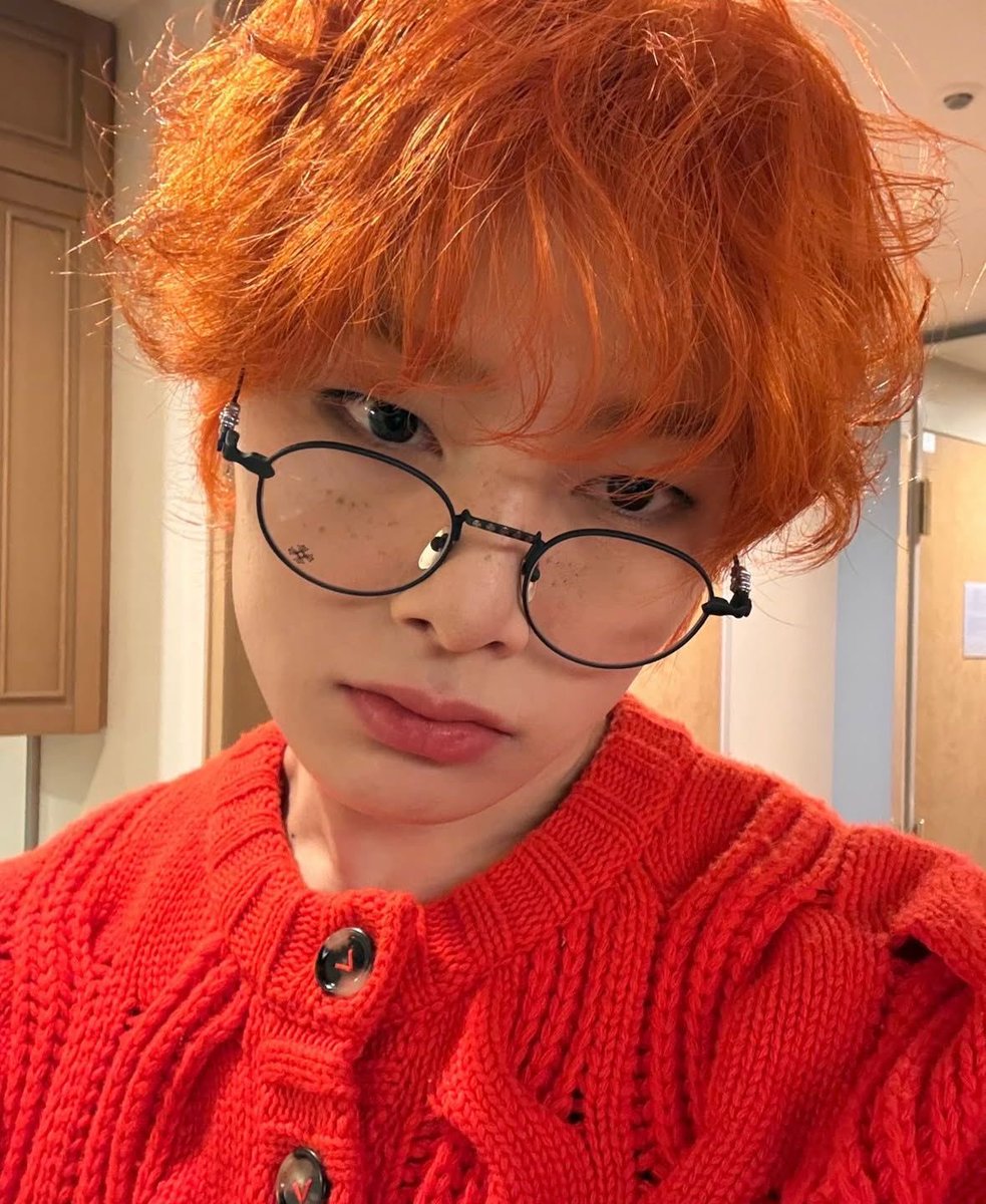 rapgodchangbinn's tweet photo. estas dos fotos crearon un culto https://t.co/m3HL9HSySn