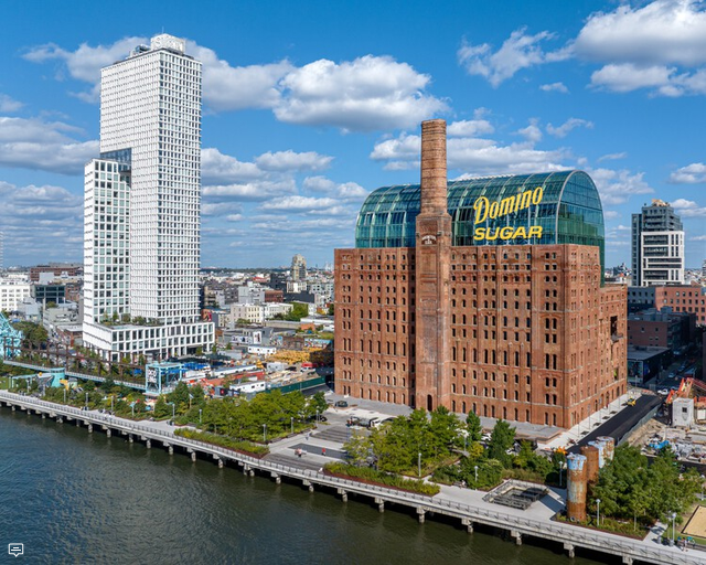 SvobodaBlog's tweet photo. Elektrarna Battersea v Londonu, cukrarna Domino v Brooklynu, cel kup primerov na Poljskem (Varšava, Lodž ...) kjer opuščajo industrijske komplekse v mestih in jih prenamenjajo v centralne dejavnosti, samo v Ljubljani to  ni v strateškem interesu. Korupcija je res zlo. https://t.co/HNRM2fOPl2