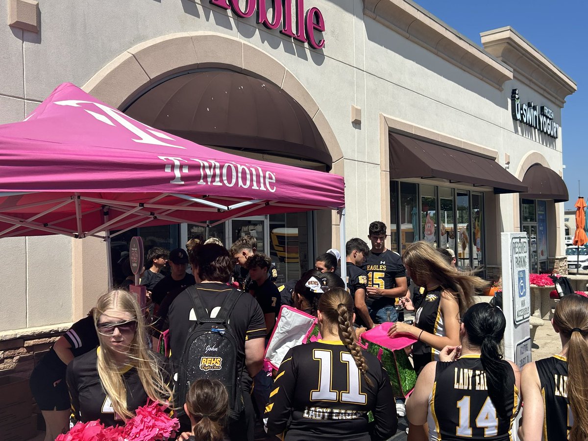 Coach_MChapa3's tweet photo. Thank you @TMobile @JSomera for letting @BEISDAthletics Tailgate with yall!!  #FN5GL #Entry https://t.co/uWNKMBx4De