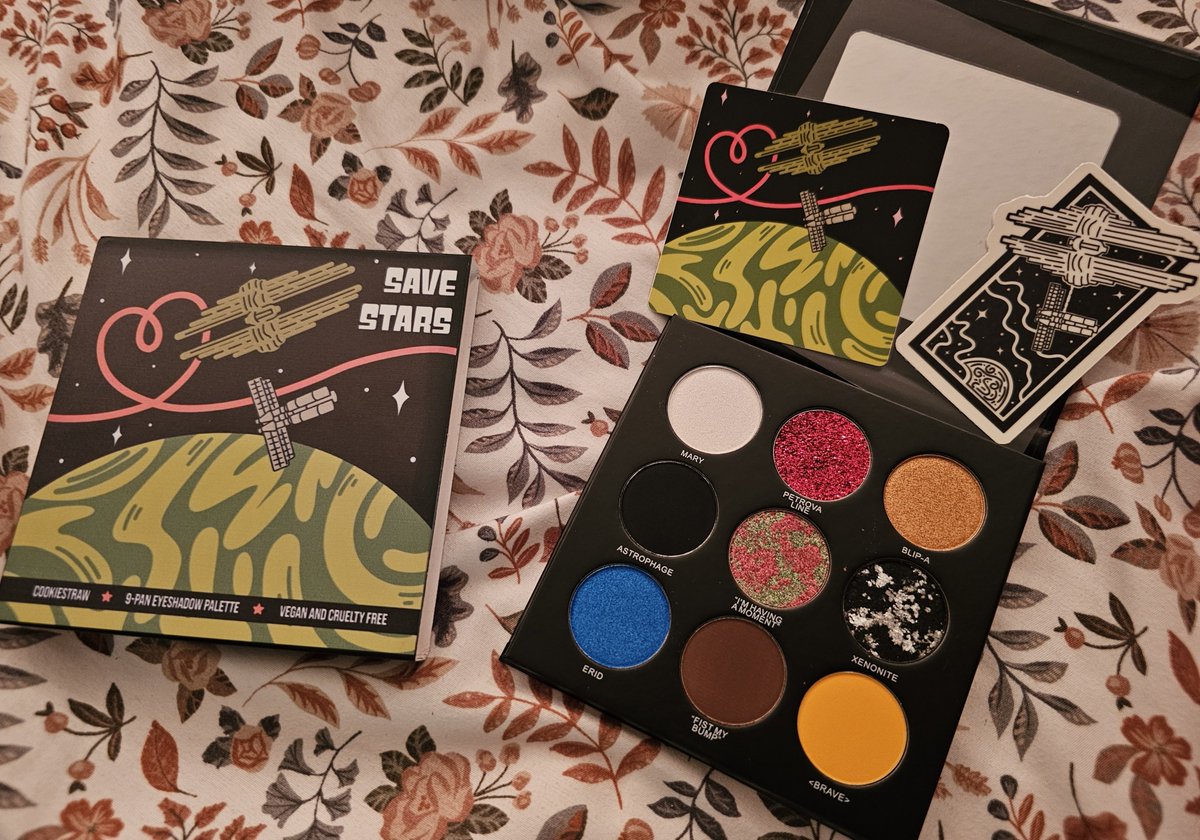 TheHalfBrit's tweet photo. I'm obsessed and I'm so very happy. Thank you so much @cookiestraw for your wonderful brain and creativity! I wish I had enough spending money to buy so so much more from your website! https://t.co/7bTD8RzKvJ
