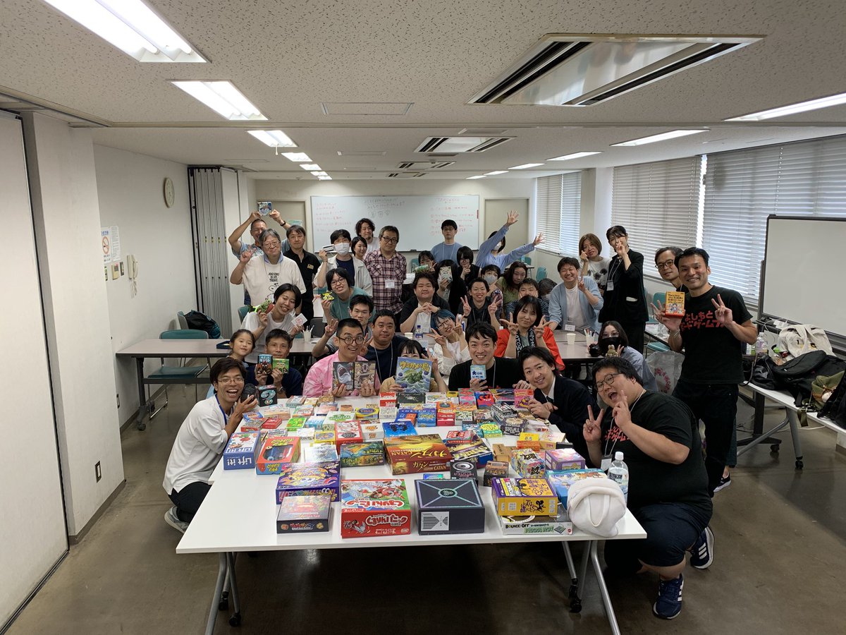 y_moto_bodogebu's tweet photo. みんなとリアルボドゲ会ありがとうございました！30名以上のお客様が参加してくださり、謎解き協力ワイワイ騙し合いなど各テーブルであっという間の3時間でございました！終わりは反省会兼ミーティングをして、次回からの改善に繋げたいと思います！お暑い中本当にありがとうございました！！ https://t.co/lCotfY6jXQ