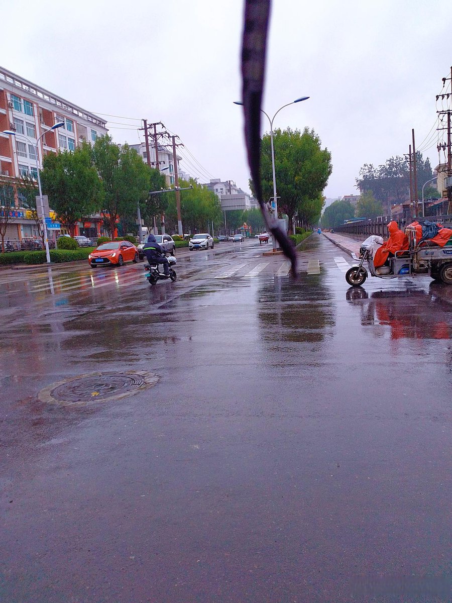 NiranjanDev20's tweet photo. A stranger stopped to help me fix my broken bike on a rainy street, no need for thanks—just seeing a smile made my day. https://t.co/2voO6pBtYK